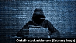 图示：黑客使用便携电脑进行网络攻击。