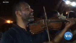 Des violonistes se joignent aux manifestants au Soudan