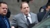 Harvey Weinstein, au centre, quitte le tribunal à la suite d'une comparution, le vendredi 6 décembre 2019 à New York. (Photo AP / Mark Lennihan)