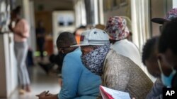 Des volontaires attendent dans un centre d'essai de vaccins situé à l'hôpital Baragwanath de Soweto, à l'extérieur de Johannesburg, en Afrique du Sud, le 30 novembre 2020.