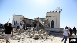 Les débris d’un sanctuaire du soufisme détruit à Tajoura, dans la banlieue de Tripoli, le 28 mars 2013