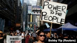 Des manifestants à Hong Kong, le 1er octobre 2017.