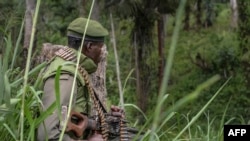 Un soldat des Forces Armées de la République démocratique du Congo prend position lors d'échanges de tirs avec des ADF à Opira, Nord Kivu, 25 janvier 2018.