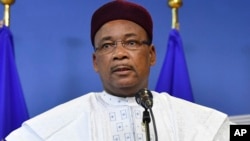 Le président du Niger Mahamadou Issoufou s'exprime lors d'une conférence à Bruxelles, le 23 février 2018. 