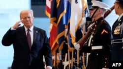 ဝါရှင်တန်ဒီစီက အမေရိကန်လွှတ်တော် အဆောက်အအုံတွင်း ကျင်းပတဲ့ ကျမ်းသစ္စာကျိန်ဆိုပွဲအပြီး Emancipation ခန်းမမှာကျင်းပတဲ့ ဂုဏ်ပြုတပ်ဖွဲ့အလေးပြုပွဲအတွင်း မြင်ရတဲ့ ၄၇ ယောက်မြောက် သမ္မတ ဒေါ်နယ်ထရမ့်။ January 20, 2025. (Photo by Greg Nash / POOL / AFP)