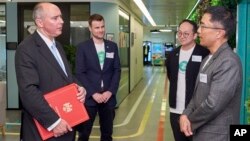 英国商业及贸易部国务大臣庄敦(左)访问香港