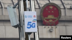 资料照片：中国河南洛阳市的一个5G装置上的中国移动与华为公司的标识。（2019年2月27日）