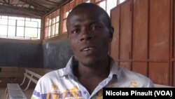 Kevin, originaire de Monrovia, vit au Niger depuis trois ans. Il a tenté six fois, en vain, de rejoindre l'Europe via la Libye. 3 mars 2016. (VOA/Nicolas Pinault)