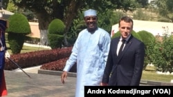 Les présidents français et tchadien Emmanuel Macron et Idriss Déby Itno à N'Djamena, le 23 décembre 2018. (VOA/André Kodmadjingar)