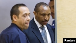 L'ancien chef de guerre congolais Bosco Ntaganda entre dans la salle de la CPI lors de son premier jour de procès à La Haye, Pays-Bas, le 2 septembre 2015.