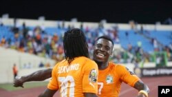Gervinho, à gauche et Serge Aurier célèbrent un but contre l'Algérie, Guinée-Equatoriale, le 1er février 2015