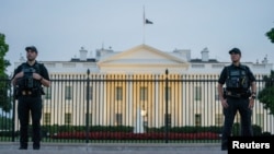 သမ္မတအိမ်ဖြူတော်နားမှာ ပစ်ခတ်မှုဖြစ်ပြီးနောက် အိမ်ဖြူတော်လုံခြုံရေးချထားပုံ။ 