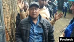 Joe Biden akiapa kuwa &nbsp;rais wa &nbsp;46th wa Marekani mbele ya Jaji Mkuu John Roberts huku mkewe Jill Biden akishikilia Bibilia nje ya Jengo la Bunge la Marekani.&nbsp;