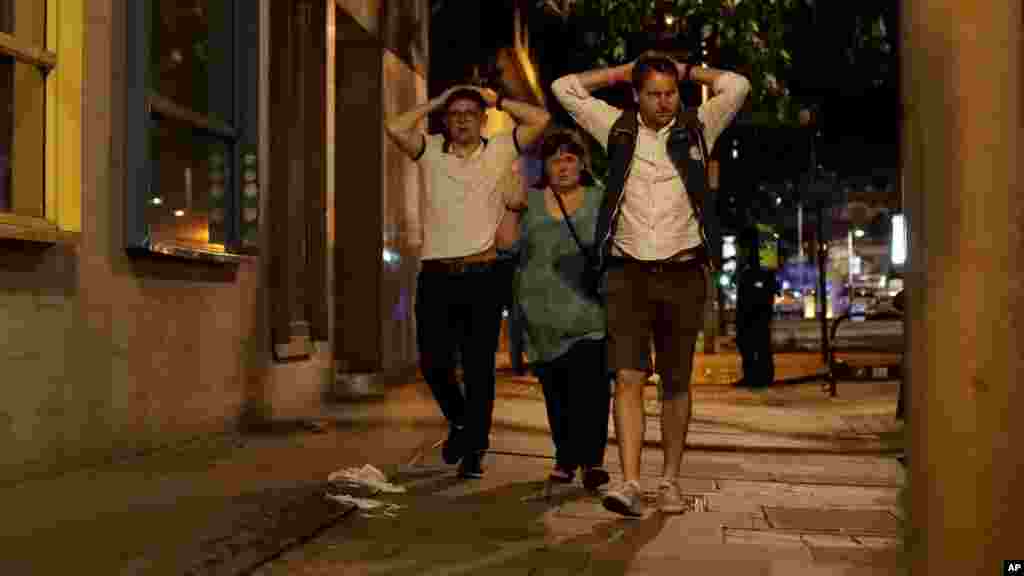 Evacuation de personnes se trouvant à l&#39;intérieur d&#39;un cordon de sécurité de la police britannique après une attaque à Londres, le 4 juin 2017.