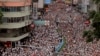 Des manifestants défilent dans une rue du centre-ville pour protester contre la loi sur l'extradition à Hong Kong le dimanche 9 juin 2019. (AP Photo / Vincent Yu)