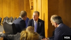 美国亚太事务助理国务卿康达在参议院外委会声援黎智英活动后与黎智英儿子黎崇恩在场边进行谈话。(美国之音记者李逸华拍摄，2024年9月18日)