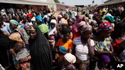 Les familles de lycéennes enlevés par Boko Haramen avril 2014 continuent à réclamer la libération de celles-ci.