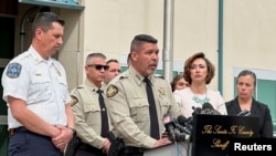 Представители офиса шерифа округа Санта-Фе и Бюро медицинских расследований штата Нью-Мексико проводят пресс-конференцию, посвященную смерти актера Джина Хэкмана и его жены Бетси Аракавы, 7 марта 2025 года