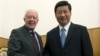 中共领导人习近平(右)2012年12月13日同到访的美国前总统卡特在中南海坐下来举行会谈之前，握手