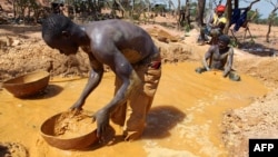 Un mineur cherche de l'or à Koflatie, une mine au Mali à quelques kilomètres de la Guinée, le 28 octobre 2014.