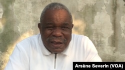 Clément Mierassa, économiste et fonctionnaire à la retraite à Brazzaville, Congo, 14 août 2018. (VOA/Arsène Severin)