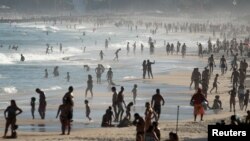 Baigneurs sur la plage d'Ipanema pendant la pandémie de COVID-19, à Rio de Janeiro, Brésil, 21 juin 2020. (REUTERS/Ricardo Moraes)