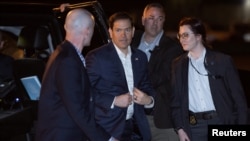 အမေရိကန်နိုင်ငံခြားရေးဝန်ကြိး Marco Rubio က ယူကရိန်းစစ်ပွဲအဆုံးသတ်ရေးဆွေးနွေးပွဲတက်ဖို့ အမေရိကန်စစ်လေယာဥ်နဲ့ ဆော်ဒီအာရေဗျနိုင်ငံကို ထွက်ခွါရန် Homestead မြို့ စစ်အခြေစိုက်စခန်းလေဆိပ်သို့ရောက်ရှိလာစဥ်။ (မတ် ၉၊ ၂၀၂၅)