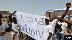 Une manifestation devant l’assemblée nationale, Bissau, 15 avril 1012.