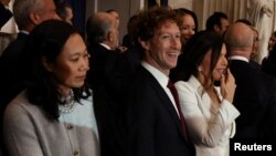 မက်တာ Facebook ပိုင်ရှင် မာ့ခ် ဇူကာဘဂ်တို့ ဇနီးမောင်နှံ ။