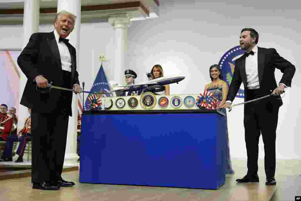 Президент Дональд Трамп и вице-президент Джей Ди Вэнс держат сабли перед тем, как разрезать торт на балу главнокомандующего