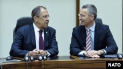 Йенс Столтенберг и Сергей Лавров (архивное фото) 