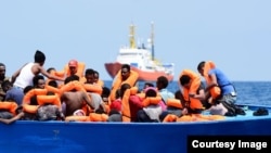 116 personnes -dont 67 mineurs non accompagnés- originaires en majorité de la Somalie et l’Erythrée, secourues lors d’une opération de sauvetage du navire humanitaire Aquarius, en Méditerranée, 10 août 2018. (Twitter/ SOS Méditerranée et MSF)