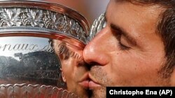 Le Serbe Novak Djokovic embrasse la coupe de Roland-Garros, le 5 juin 2016.