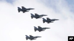 Ілюстративне фото: тайванські винищувачі F-16 пролітають у формації під час святкування Національного дня в Тайбеї, 10 жовтня 2021 р. Фото: AP/Chiang Ying-ying