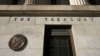 На снимке бронзовая печать рядом с дверью в здании Министерства финансов США в Вашингтоне. REUTERS/Kevin Lamarque/