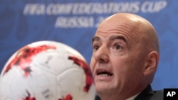 Le président de la FIFA Gianni Infantino s'exprimant lors d'une conférence de presse au stade de Saint Petersbourg, Russie le 1er juillet 2017 (AP Photo/Dmitri...