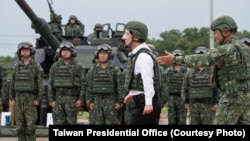 资料照片：台湾总统赖清德在新竹检阅美国制造的M1A2T艾布拉姆斯主战坦克实弹射击训练。(2025年7月10日)