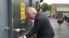Le Premier ministre britannique Boris Johnson se lave les mains dans la cour de récréation lors d'une visite à l'école primaire de Bovingdon à Bovingdon, Hemel Hempstead, Angleterre, vendredi 19 juin 2020. (Steve Parsons / Pool via AP)
