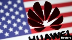 美国国旗为背景下，中国电讯技术巨头华为的标志