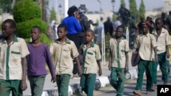 Un groupe d'écoliers est escorté par des militaires et des officiels nigérians après leur libération à Katsina, au Nigeria, vendredi 18 décembre 2020. 