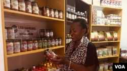 Dans les locaux de la start-up les saveurs de Mam Mum, sa promotrice présente ses produits, à Yaoundé, le 20 avril 2020. (VOA/Emmanuel Jules Ntap)