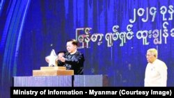 နေပြည်တော်မှာ ပြုလုပ်တဲ့ ၂၀၂၄ ခုနှစ်အတွက် မြန်မာ့ရုပ်ရှင်ထူးချွန်ဆု ချီးမြှင့်ပွဲအခမ်းအနားအတွင်းတွေ့ရတဲ့ စစ်ကောင်စီခေါင်းဆောင် ဗိုလ်ချုပ်မှူးကြီး မင်းအောင်လှိုင် (ဖေဖော်ဝါရီ ၉၊ ၂၀၂၅)