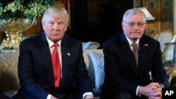 Президент Дональд Трамп поруч з генерал-лейтенантом армії у відставці Кітом Келлогом (праворуч) у маєтку Трампа Мар-а-Лаго в Палм-Біч, Флорида, 20 лютого 2017 року. (AP Photo)