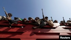 Des membres d'une milice de la région d'Amhara en Ethiopie se rendent à Sanja, près de la frontière avec le Tigré, pour prêter main forte aux forces fédérales, le 9 novembre 2020. 