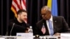 Presidenti i Ukrainës Volodymyr Zelensky dhe Sekretari amerikan i Mbrojtjes Lloyd Austin shtërngojnë duart gjatë takimit të Grupit të Kontaktit për Mbrojtjen e Ukrainës në bazën ajrore Ramstein, në Gjermani më 9 janar, 2025/Reuters