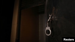 Menottes à l'intérieur d'une prison qui, selon les militants des Forces démocratiques syriennes (SDF) appartenaient à des militants de l'État islamique, à Manbij, dans le gouvernorat d'Alep, en Syrie.