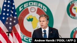 Le secrétaire d'État américain Antony Blinken prononce un discours sur la politique des États-Unis en Afrique à la Communauté économique des États de l'Afrique de l'Ouest à Abuja, au Nigeria, le 19 novembre 2021.