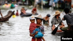 ဧရာဝတီတိုင်းတွင်း မြစ်ရေတိုးပြီး မြို့ရွာတွေထဲအထိ ရေလွှမ်းမိုးတဲ့မြင်ကွင်း၊​ယခင်မှတ်တမ်းဓာတ်ပုံ။ 