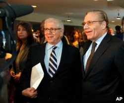 Washington Post reporters Carl Berstein and Bob Woodward at 2009 memorial for "Deep Throat."