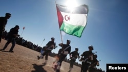 Défilé pour les célébrations du 35e anniversaire du mouvement d'indépendance du Sahara occidental à Tifariti, dans le sud-ouest de l'Algérie, le 27 février 2011.